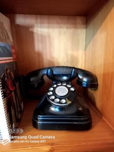 ein schwarzes Telefon auf einem Regal in der Unterkunft Casa Angel in Cazorla