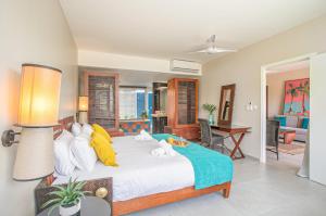 una camera da letto con un letto e un soggiorno di Villa Maorie 1 chambre avec piscine privée a Le François