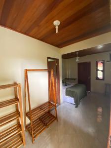 um quarto com uma cama e um tecto de madeira em Pousada Vale do Luar em Sana