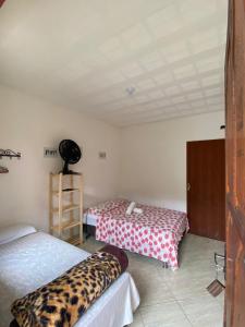 Ένα ή περισσότερα κρεβάτια σε δωμάτιο στο Pousada Vale do Luar