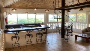 Ndangane的住宿－Villa Kounzo，一间厨房,内设酒吧和凳子