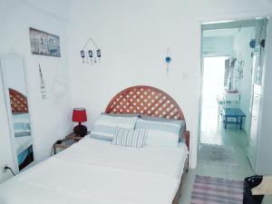 A bed or beds in a room at Hippocampus Beach House
