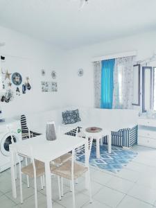 A seating area at Hippocampus Beach House