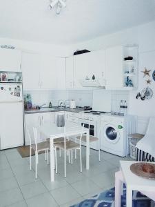 A kitchen or kitchenette at Hippocampus Beach House Még 24 kép