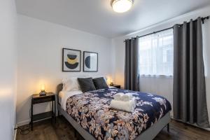 Tempat tidur dalam kamar di Marbella Lane - Neat and Cozy Modern Home