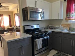 Η κουζίνα ή μικρή κουζίνα στο Seamist villa @Oceanpointe Lucea comfy 2BR w/pool gym & parking