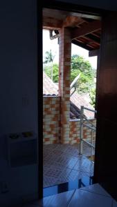 uma porta aberta de uma casa com um alpendre em Quarto Suíte Itapoá - SC em Itapoá