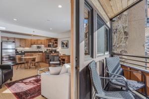 Η κουζίνα ή μικρή κουζίνα στο Laurelwood Condominiums 409