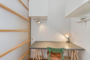 Una pequeña mesa en una habitación con una silla verde en Le Positif ¶ Gare¶ Confort¶ Spacieux en Grenoble