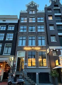 um edifício numa rua da cidade com uma loja em Facade Hotel Amsterdam em Amsterdã