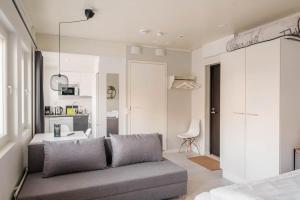 salon z kanapą i sypialnią w obiekcie Norden Homes Quick & Easy Airport and City Centre Access w Helsinkach