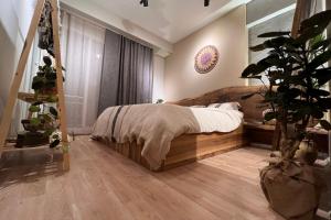 een slaapkamer met een bed en een potplant bij The Luxury of Life With a Feeling of Nature in Esenyurt