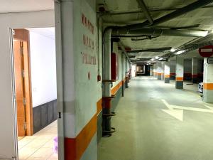 un couloir vide dans un bâtiment avec une flèche sur le mur dans l'établissement Acogedor Apartamento Monte Oiz 2 Zona Media, à Sierra Nevada