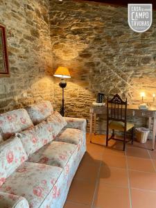 ein Wohnzimmer mit einem Sofa und einem Schreibtisch in der Unterkunft Casa de Campo dos Távoras in Mirandela