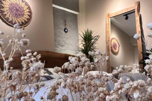 een slaapkamer met een bed met een spiegel en bloemen bij The Luxury of Life With a Feeling of Nature in Esenyurt