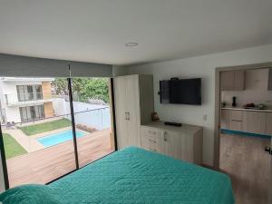 1 dormitorio con cama y vistas a la piscina en Suite Nueva Salinas-Chipipe en Salinas