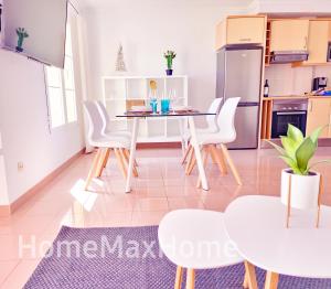 馬斯帕洛馬斯的住宿－Villa Santa Ana 23，厨房以及带桌椅的用餐室。