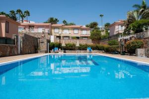 馬斯帕洛馬斯的住宿－Villa Santa Ana 23，大楼前的大型蓝色游泳池