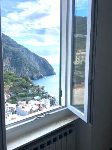 une fenêtre ouverte avec vue sur l'océan dans l'établissement LASOMMO 1, à Riomaggiore