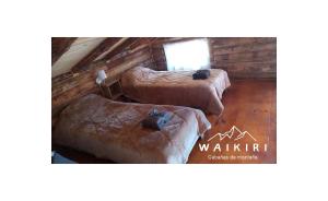 um quarto com dois repousa-pés e dois sofás em WAIKIRI em Potrerillos