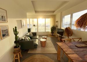 Posezení v ubytování Sunset Ocean View Apartment mit Parking