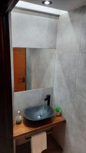 uma casa de banho com um lavatório e um espelho em Departamento Nuevo a estrenar!hasta 5 huéspedes em Buenos Aires