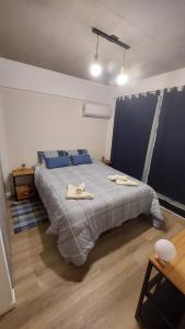 1 dormitorio con 1 cama grande y 2 toallas. en Departamento Nuevo a estrenar!hasta 5 huéspedes en Buenos Aires