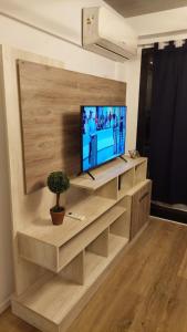 sala de estar con TV en la pared en Departamento Nuevo a estrenar!hasta 5 huéspedes en Buenos Aires