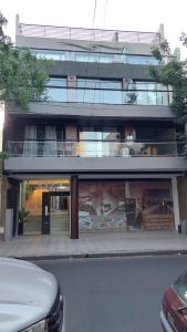 un edificio con una gran ventana delante de él en Departamento Nuevo a estrenar!hasta 5 huéspedes en Buenos Aires