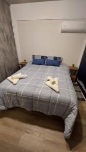 1 dormitorio con 1 cama con 2 toallas en Departamento Nuevo a estrenar!hasta 5 huéspedes en Buenos Aires