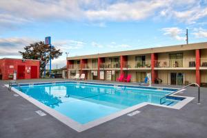 a large swimming pool in front of a hotel at Motel 6-Gainesville, GA in Gainesville