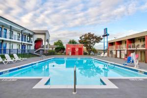 a swimming pool in front of a hotel at Motel 6-Gainesville, GA in Gainesville