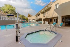 a swimming pool at a apartment complex at Best Western Plus Novato Oaks Inn in Novato