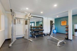 un gimnasio con cinta de correr y espejo en Best Western Plus Novato Oaks Inn en Novato