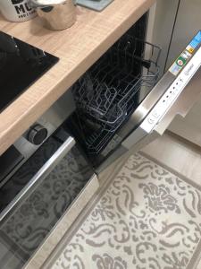 PANDORA APARTMAN CACAK的厨房或小厨房