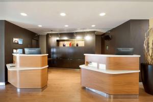 una oficina dental con dos escritorios de recepción en una habitación en Sonesta Select Huntington Beach Fountain Valley, en Huntington Beach