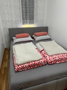 PANDORA APARTMAN CACAK客房内的一张或多张床位