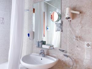W łazience znajduje się umywalka i lustro. w obiekcie Disfruta De La Naturaleza - Vistas al Rio - Luz Natural - 6pax w mieście Canillo