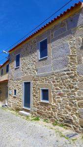 un edificio in pietra con finestre sul lato di Casa CÔA - Casas de Villar - Rural Experience a Vilar de Amargo
