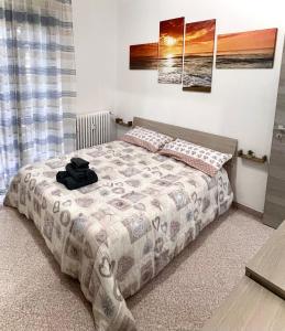 1 dormitorio con 1 cama en una habitación en Comodo Bilocale in ottima posizione, en Alessandria