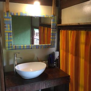 un bagno con un grande lavandino su un bancone di 古民家一棟貸しNano Village Okayama a Kaga