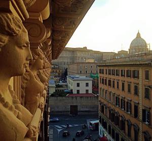 - une vue sur la ville depuis un bâtiment dans l'établissement Stunning St.Peter's Apartment, à Rome