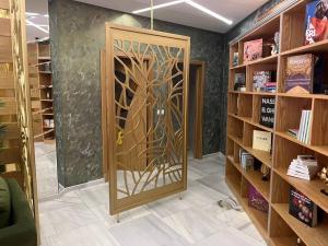 una puerta de madera en una habitación con estanterías en Welcome house appart'hôtel en Tánger