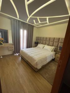 um quarto com uma cama grande num quarto em Welcome house appart'hôtel em Tânger