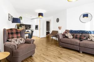 a living room with two couches and a table at Magical - 2Bed Apartment- City Centre-Free Parking in Birmingham