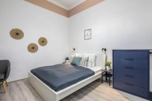 ein Schlafzimmer mit einem Bett und einer blauen Kommode in der Unterkunft NEW Central and Convenient in Budapest