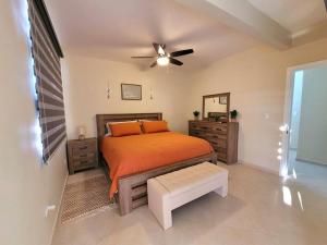 1 dormitorio con 1 cama y ventilador de techo en Earthy 2 Story Beach House! en Puerto Peñasco