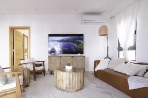 TV a/nebo společenská místnost v ubytování New Beachfront Penthouse