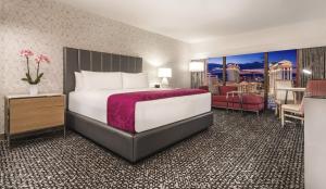 ラスベガスにあるフラミンゴ ラスベガス ホテル & カジノのベッドルーム(大型ベッド1台付)、リビングルームが備わります。
