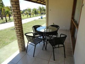 un patio con tavolo e sedie su un portico di Resort Campo Belo ad Álvares Machado